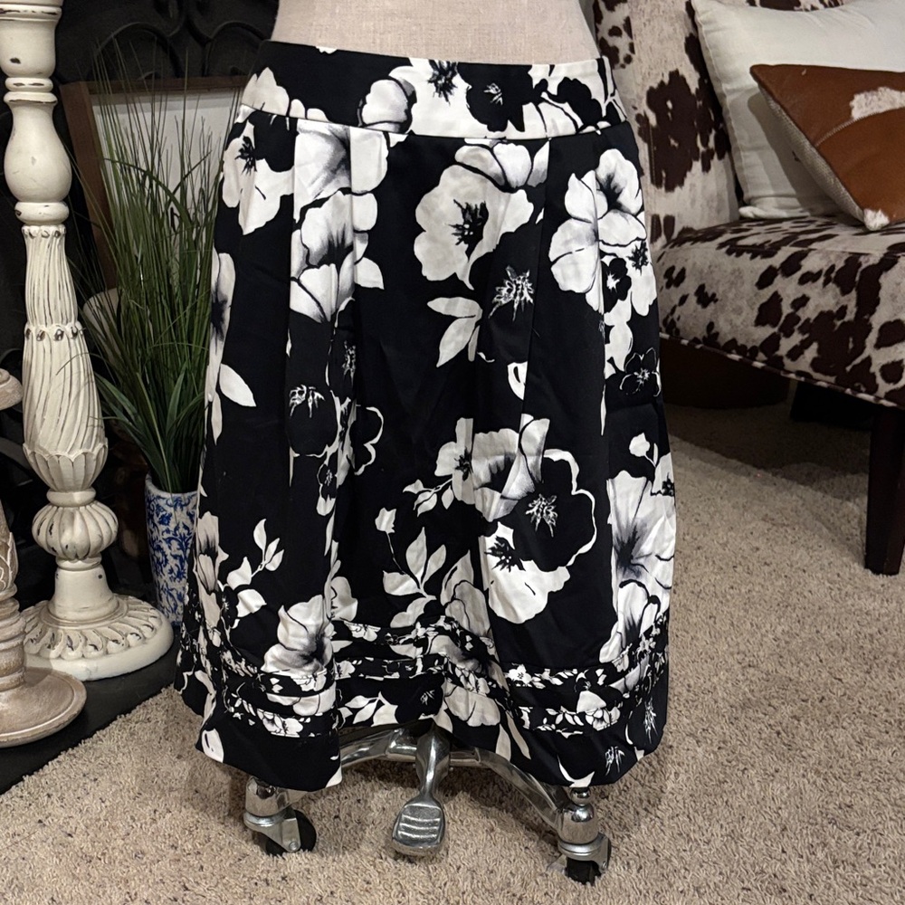 White House Black Market Black and White Floral A-Line Skirt